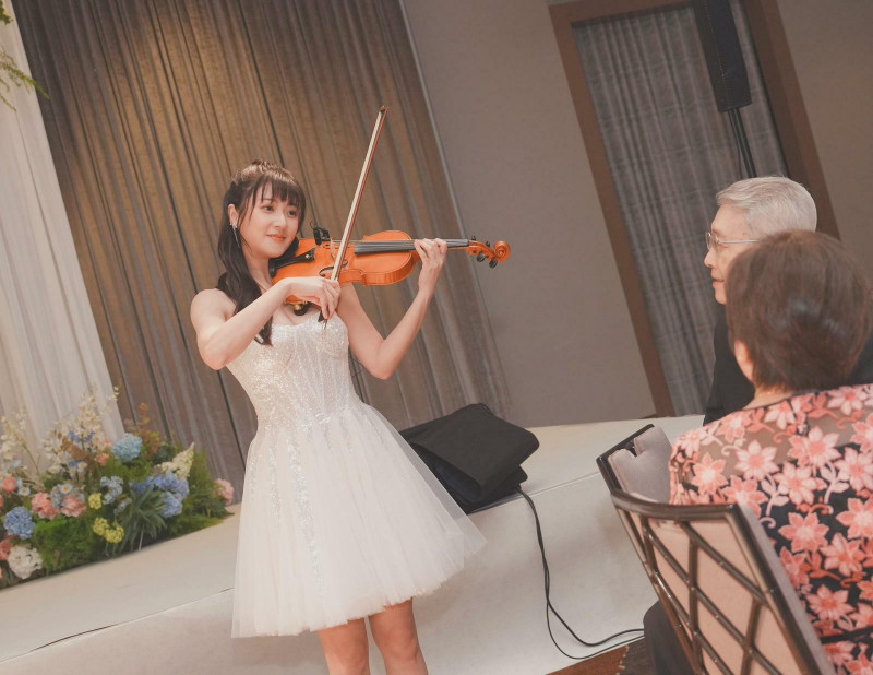 林逸欣婚宴演奏小提琴驚豔全場 帥尪登台幫換裝甜到爆