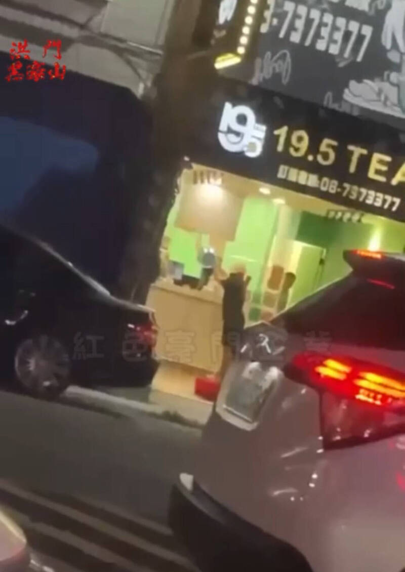 網紅「鳳梨」飲料店遭潑糞 屏警逮2男送辦