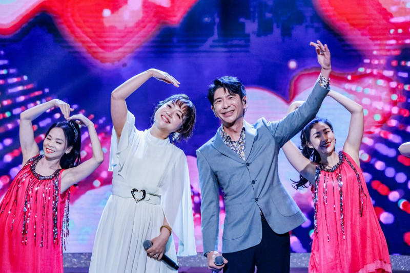 陳隨意挑戰草蜢「忘情森巴舞」 跳到站不穩、手不舉