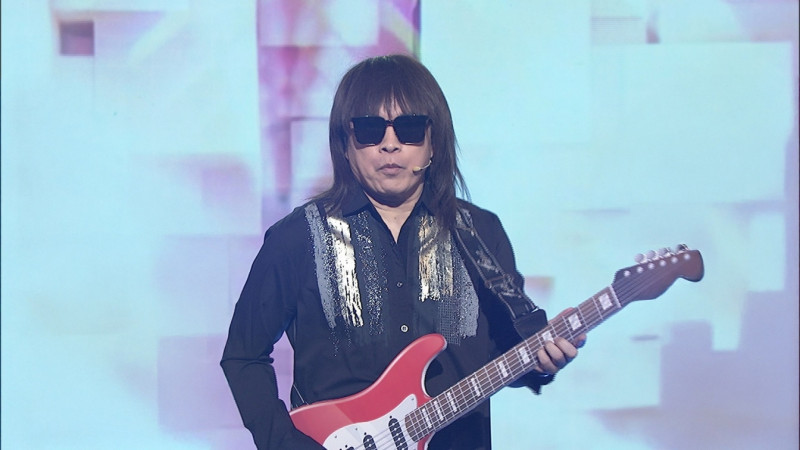 康康拚了！率「伍佰軍團」跳花朵舞 被狠虧像禮儀公司