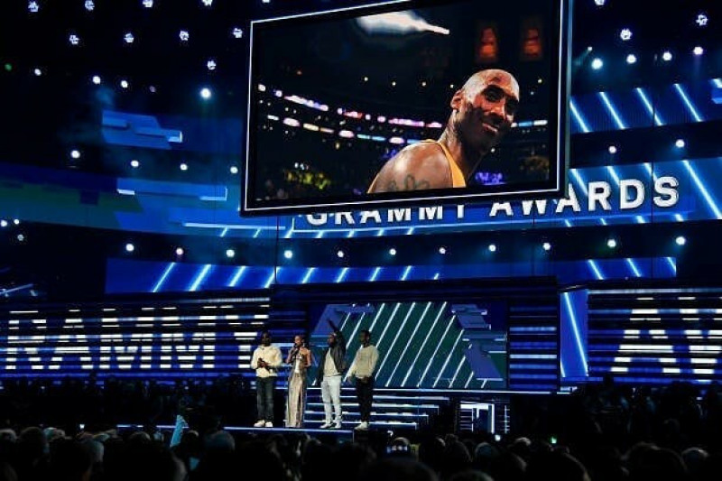 Kobe日追思 昔葛萊美獎群星悲唱《很難說再見》全場淚崩