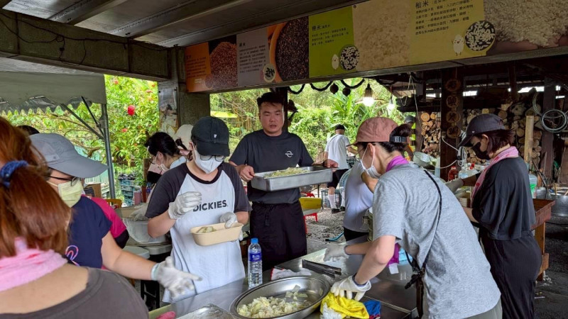 金曲饒舌歌手前進花蓮災區變身「鍋鏟超人」 為第一線救災人員補充能量
