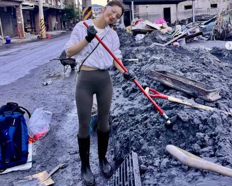 穿萬元名牌靴花蓮鏟土挨轟    網紅妍安親上火線回應