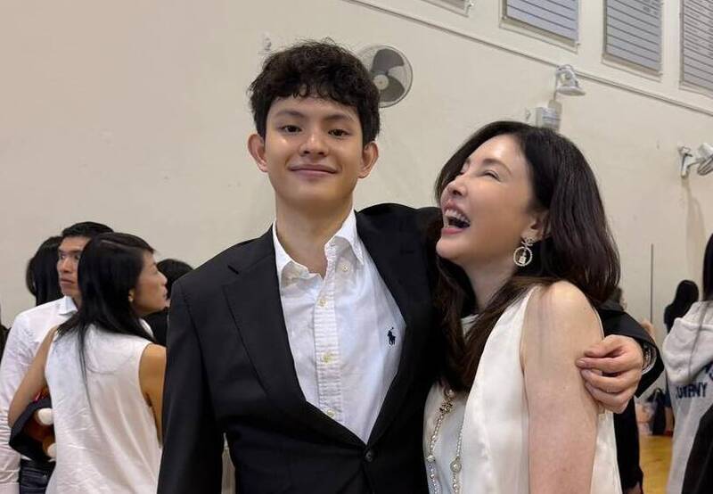 何如芸放手不遮了   長子19歲畢業典禮帥樣曝光