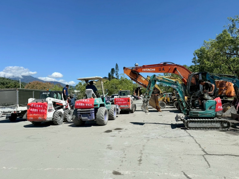 賓賓哥「出動十多台挖土機」進花蓮災區 屋主見了哽咽