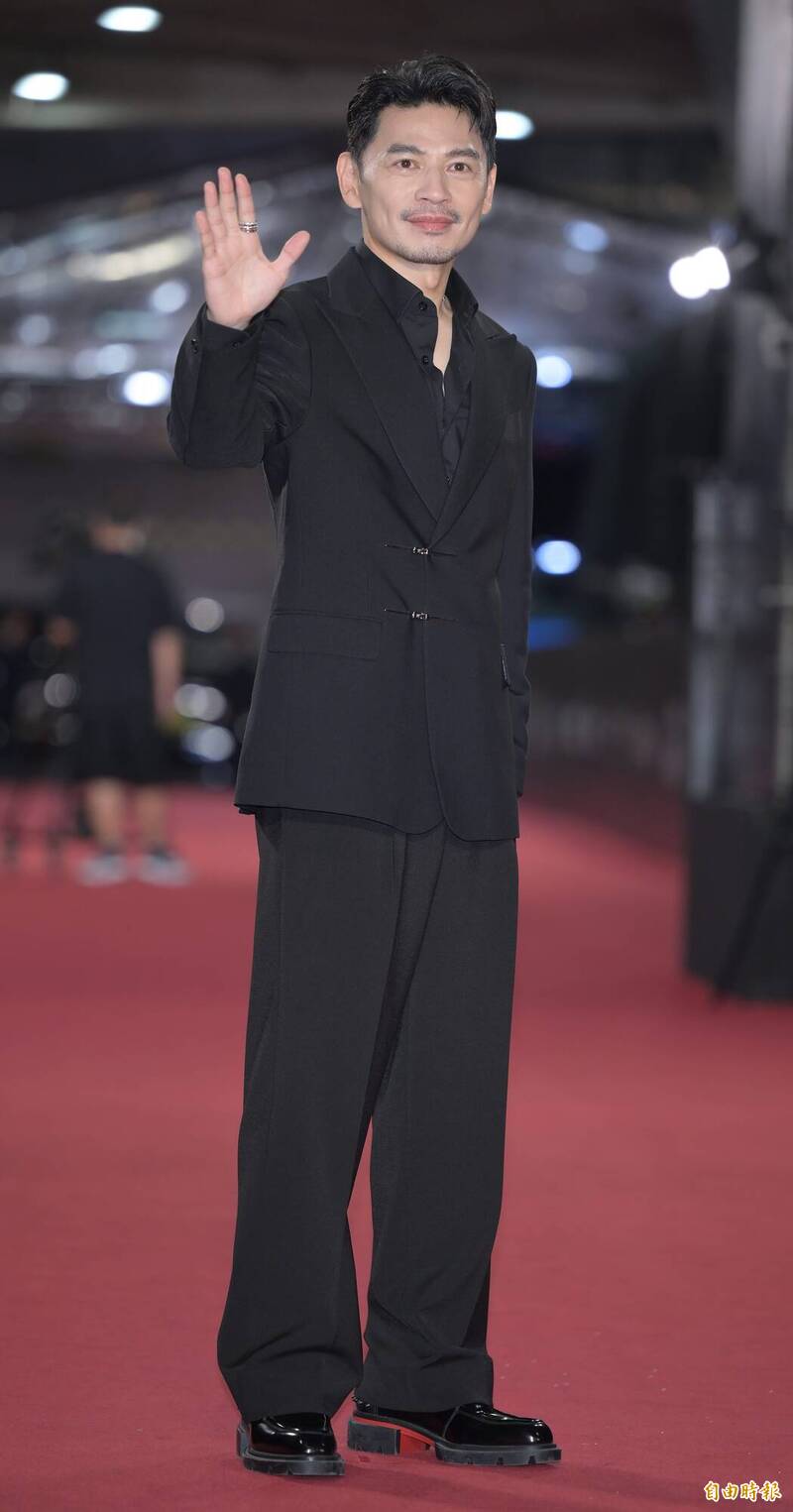 金鐘60》阿Ken安心亞「摸肚照」瘋傳 他親曝真相：只是覺得好玩