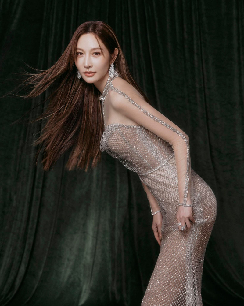 金鐘戰袍挨轟不雅「內褲外露」 曾莞婷翻白眼火大反擊