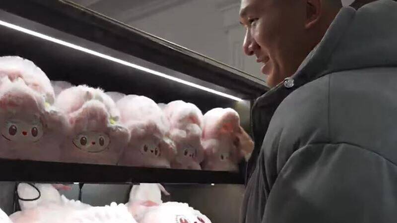 館長心中有「她」  急行軍訪中不忘買小粉紅當伴手禮