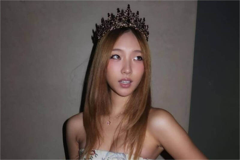 小S長女Elly在美國當女王？ 辣秀性感低胸照媚爆