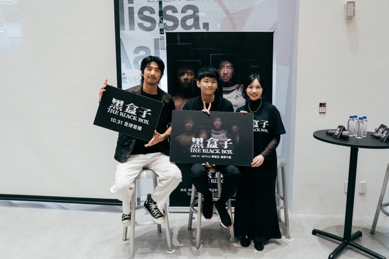 超狂台劇登NETFLIX、LINE TV排行榜冠軍！傅孟柏穿28公斤太空衣 不忍全脫了