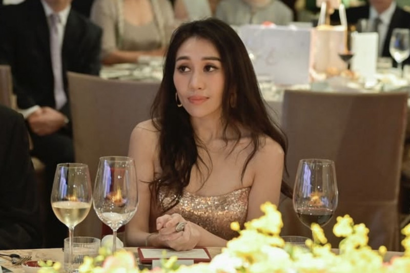 賭王千金何超盈現身畢典 親民熱舞喊話畢業生：我們做到了