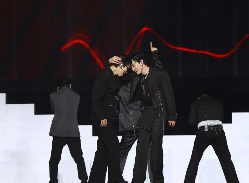 （直擊）SJ又發糖！銀赫霸氣拉東海「頭靠頭」 3萬人全瘋了