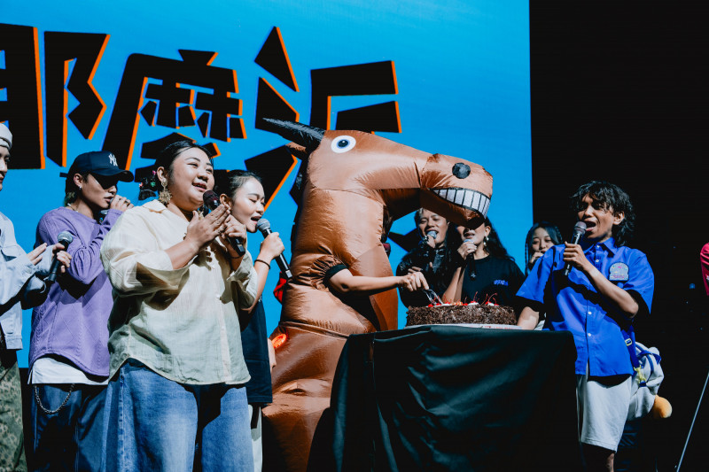 超瘋！阿爆開趴「紫薇爾康來了」 重現騎馬名場面