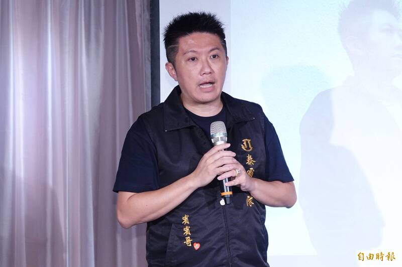 賓賓哥疑為流量踩孩子「校長霸氣護童」 議員：敲醒公益與表演的界線