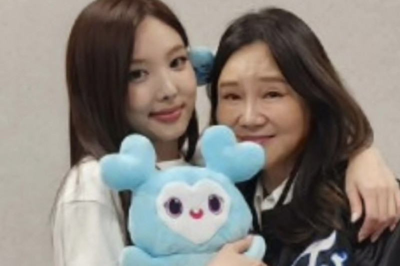 TWICE台灣開唱變家長會？ 娜璉媽媽親曝後台合照