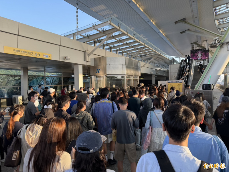 （高雄直擊）TWICE把世運變跨年場！憋尿人龍、行李山、店家2千應援扇秒搶光