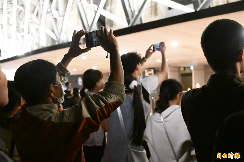 （影）（圖多直擊）TWICE開唱粉絲搶「聽漏音」 一地竟成熱點