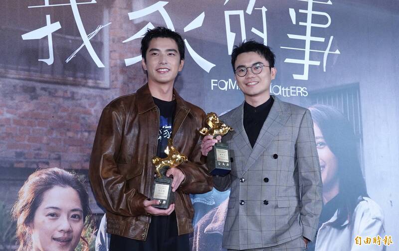 金馬慶功》潘客印骨裂奪金馬 「跛腳領獎」遭2金鐘得主攙扶：我好像太后