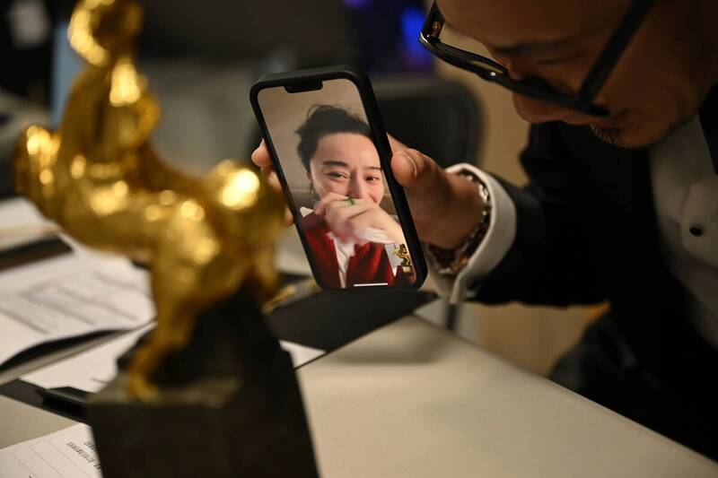 （影）後台實況曝光！范冰冰見獎座爆哭 張吉安代領獎座超暖互動