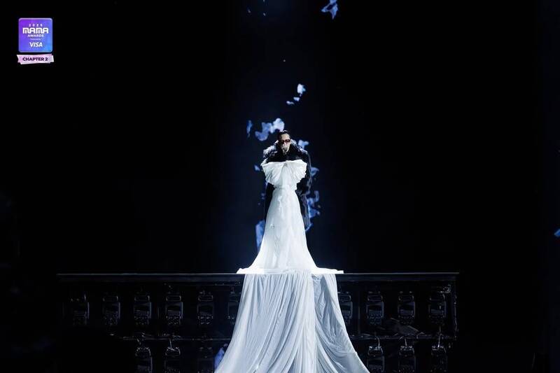 細節滿滿！GD避唱「Burn」詞、黑髮黑衣致哀 惹哭粉絲