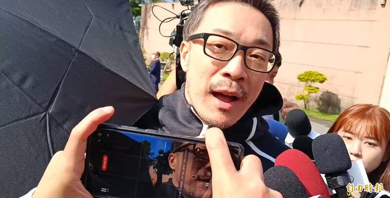 朱學恒出監！暴瘦體型「減一半」 友人撐黑傘擋媒體