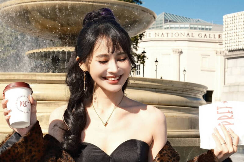 英國正妹街頭擺拍 仔細一看竟是賴品妤？