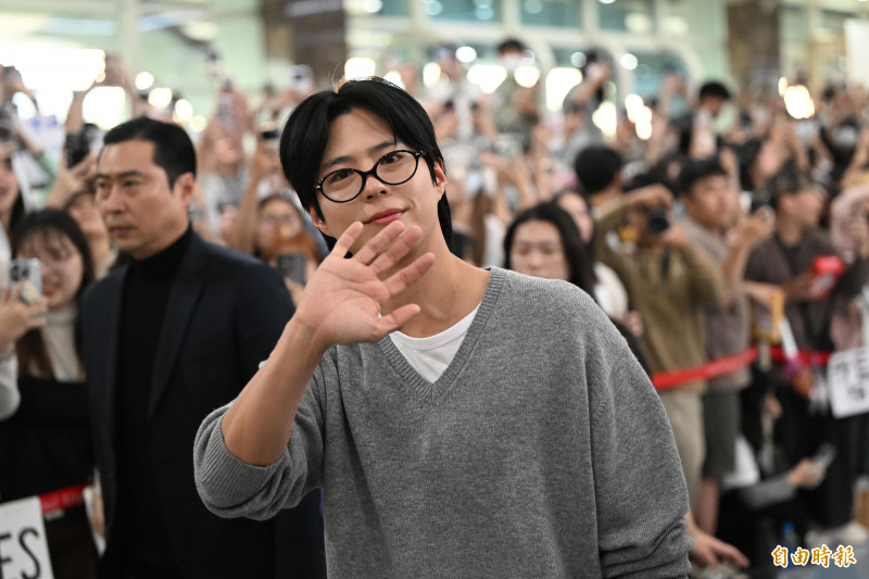 AAA》一家四口全現身高雄！IU朴寶劍領軍《苦盡柑來》媽弟都來了