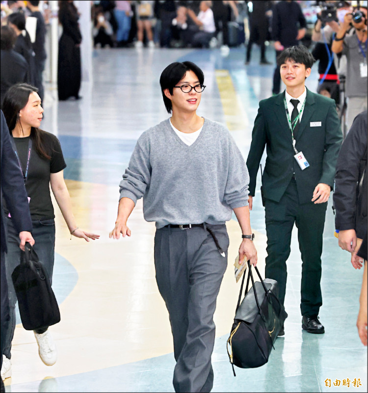 AAA合體 朴寶劍抵貼近粉絲 IU甜笑送愛心