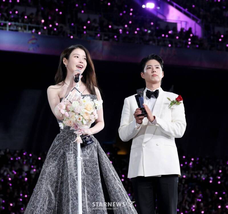 AAA》《苦盡柑來》CP獲最佳情侶！IU比大拇指：朴寶劍謝謝啦