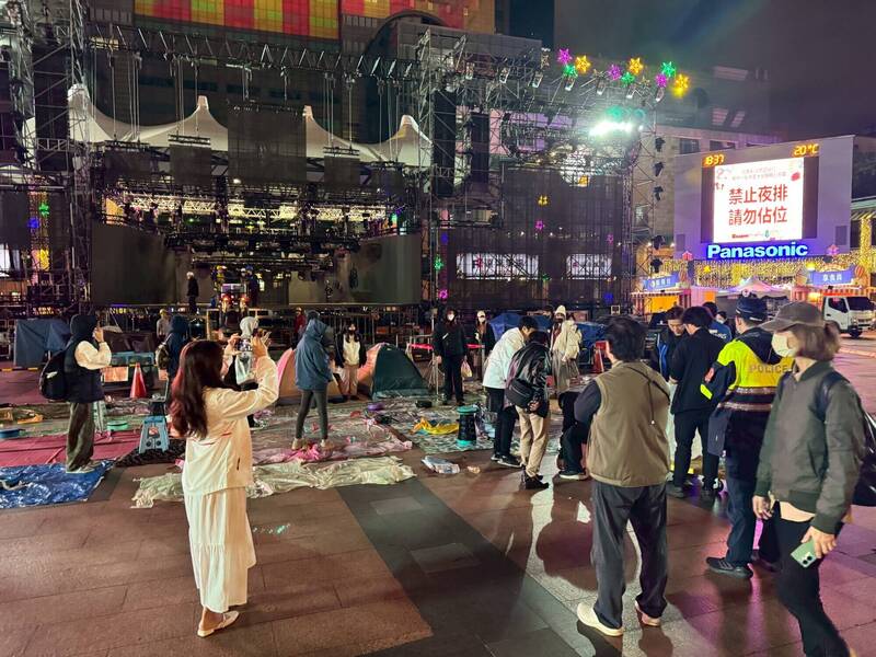 新北巨星耶誕演唱會12/13登場 歌迷提前佔位被勸離