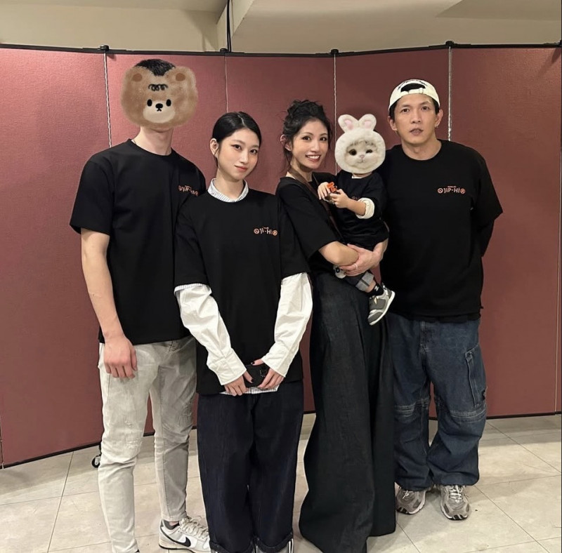 李千娜全家福曝光！一家五口「幸福感滿出框」