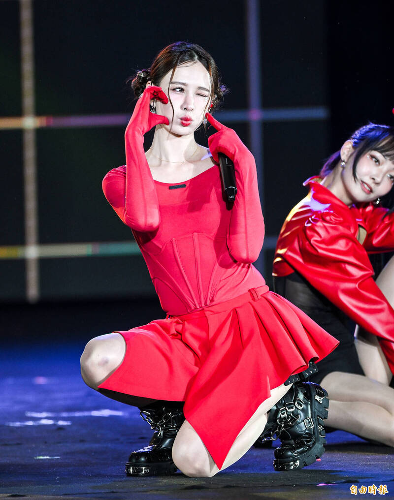 耶誕城唯一女歌手！安心亞性感《呼呼》成嬌點 網嗨翻：阿公都站起來了