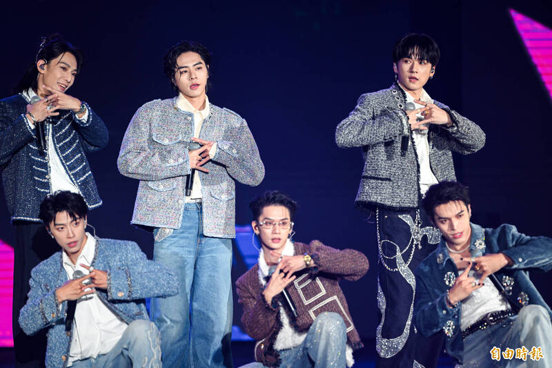 Ozone耶誕城彩排滑倒！出道3年被問「買車買房」爆笑反應曝