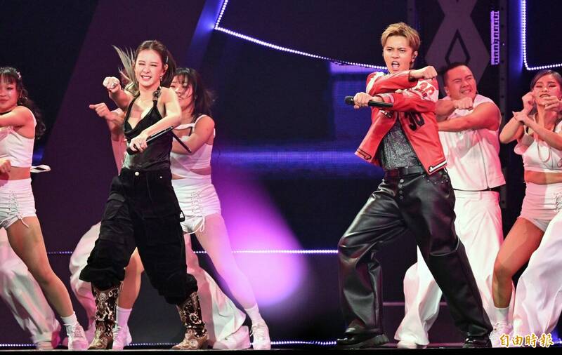 羅志祥「緋聞」對象現身！安心亞穿黑色Bra衝上台