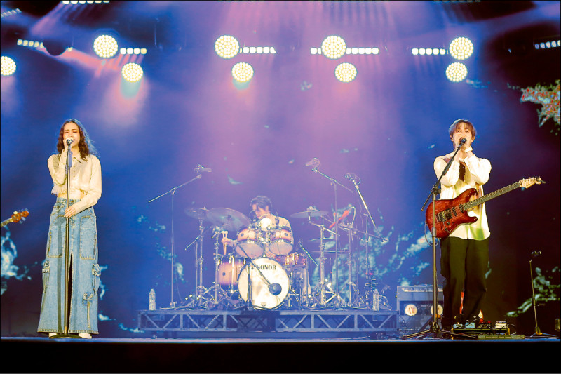 告五人領軍飆夯曲 眾星熱唱耶誕城