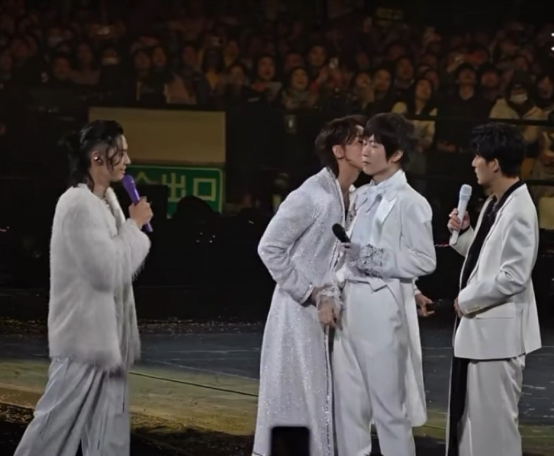 阿信跌落舞台3字報平安 索吻F3回歸五月天下一站台中