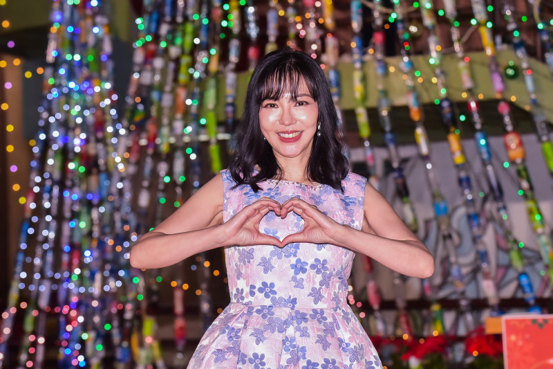 性感寫真女星成藝術學霸 留法老師讚爆親授免學費