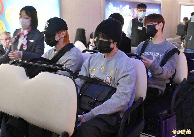（直擊）Stray Kids備戰金唱片！8人首抵達桃園機場 Lee Know腳傷康復