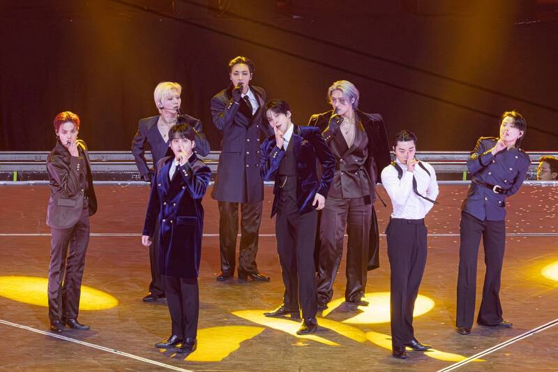 金唱片》Stray Kids方燦脫了爆尖叫聲！ATEEZ崔傘襯衫快撐爆