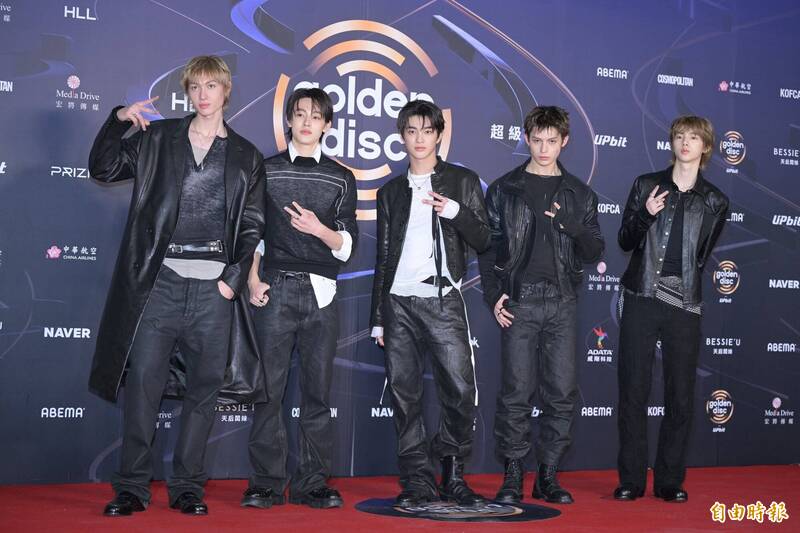 金唱片現場「瘋搶」相機引熱議  網友兩面立場吵翻