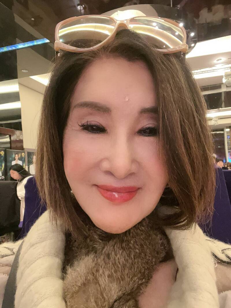 資深女星恬娃好糗 熟男陪吃被店員叫回來收桌面
