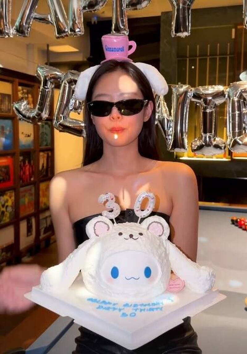 Jennie昔室內哈菸挨轟   慶生把蠟燭當香菸叼被酸爆