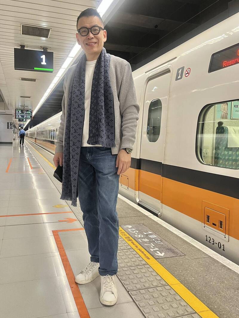 丟拐杖捨輪椅 王介安獨自走上高鐵月台有洋蔥