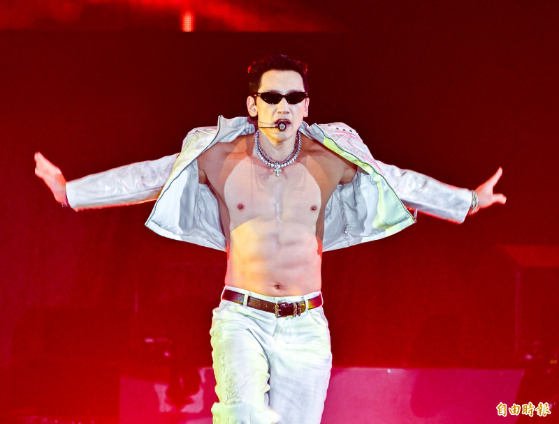 （直擊）台灣下雨了！RAIN跑步機搬上小巨蛋 半裸狂噴汗啊嘶～