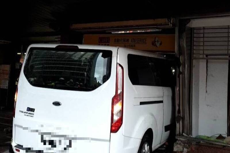 三立採訪車撞銀行釀10傷！電視台發聲道歉：全面檢視駕駛出勤