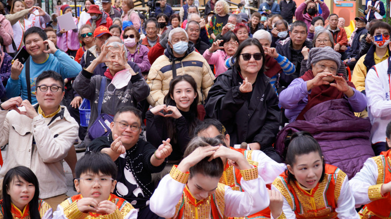 「寬姐」邱瓈寬暖送圍巾、年菜！頂招牌髮型接受義剪