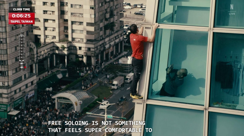 霍諾德開爬台北101！內部民眾搶拍狂揮手 網喊話：別讓他分心