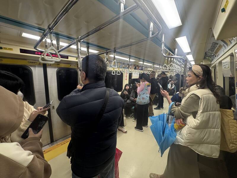 目睹捷運插隊 熟女作家江映瑤：老人惹不起