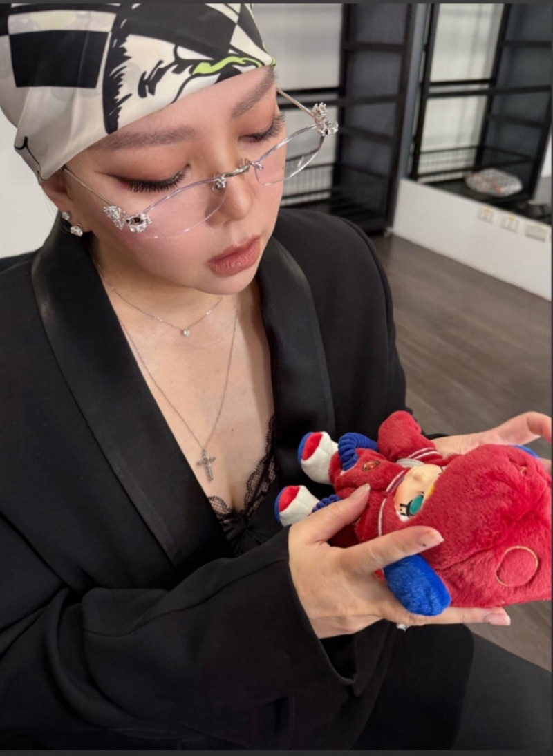 阿妹終於露臉男友大讚「美成這樣」！身邊多了超大咖「小編」