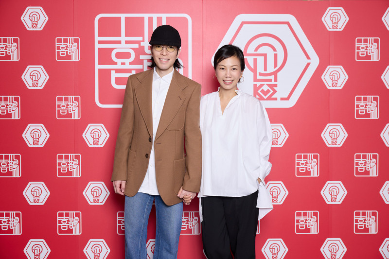 老蕭緊黏愛妻Summer露面！尾牙豪撒百萬 王子真的來了